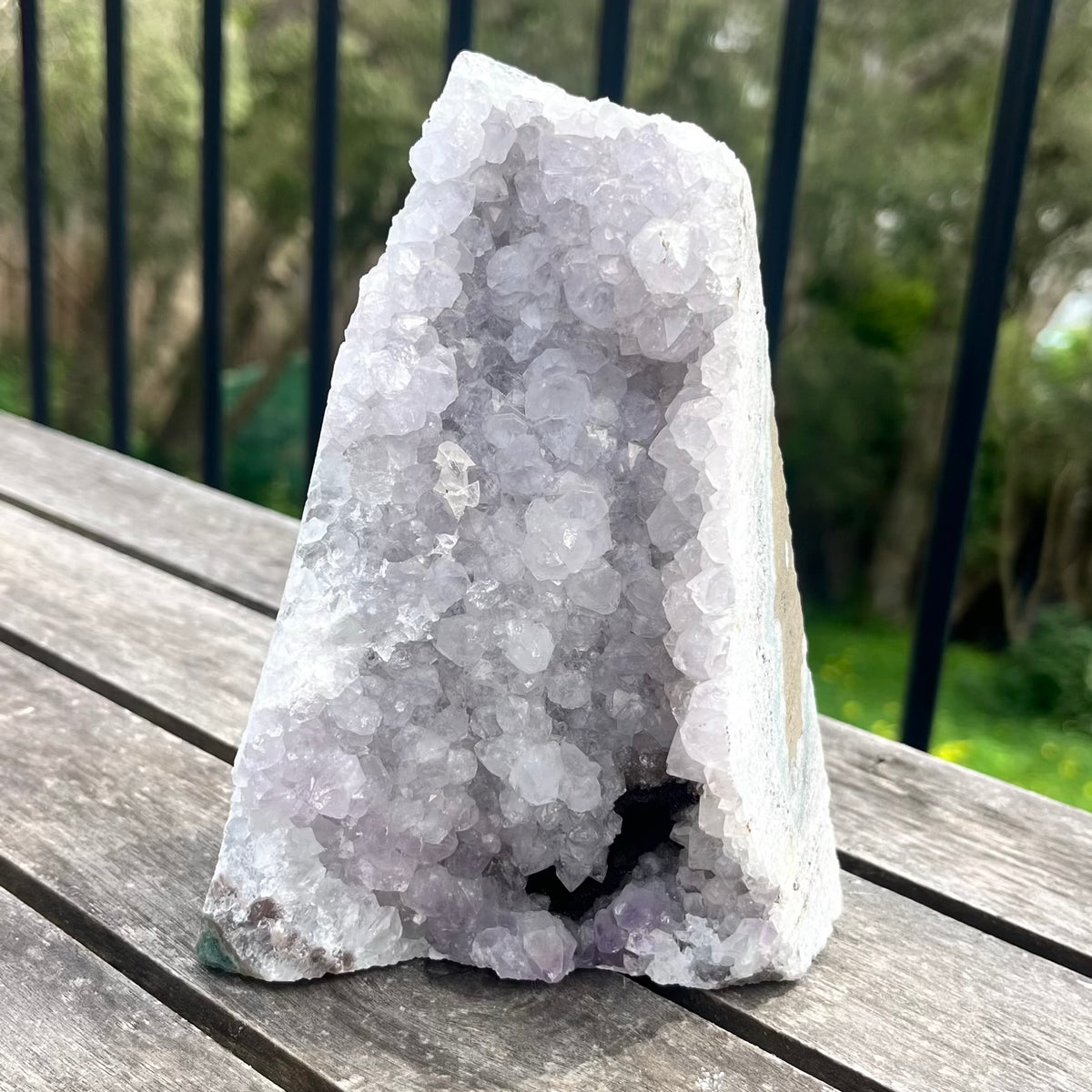 Amethyst XXL Base-Cut Crystal – Calm, Protection & Balance